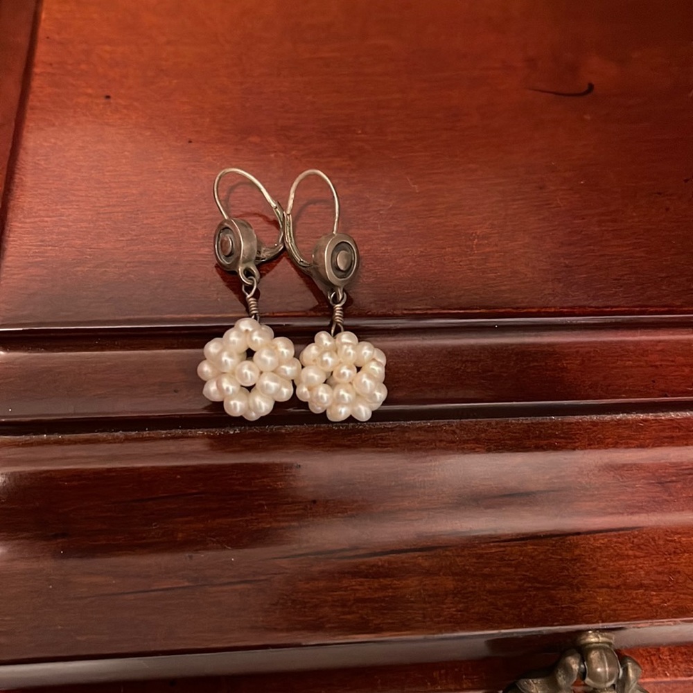 Dangle earrings with “pearl” cluster